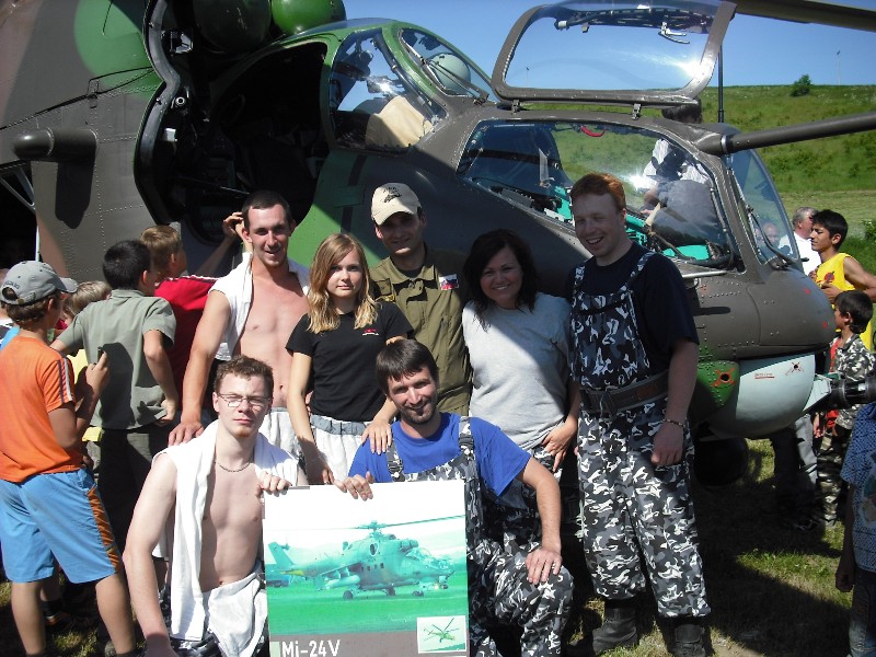 Spoločné foto s pilotom vrtuľníka MI24.JPG